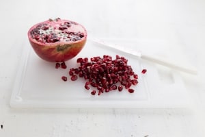 Preparazione Insalata con melagrana e cachi mela - Fase 3