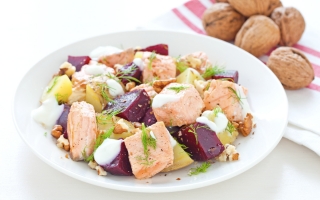 Insalata tiepida di patate, barbabietola e salmone Insalata tiepida di patate, barbabietola e salmone