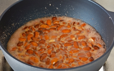 Preparazione Mandorle caramellate - Fase 3 Preparazione Mandorle caramellate - Fase 3