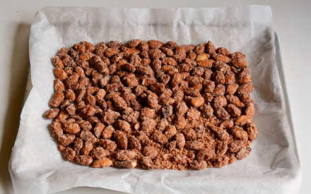 Preparazione Mandorle caramellate - Fase 3 Preparazione Mandorle caramellate - Fase 3