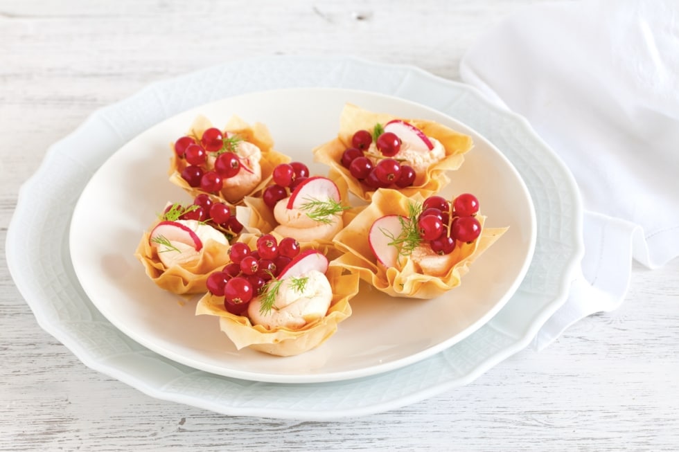 Mini tartellette di pasta fillo alla spuma di salmone, ravanelli e ribes ricetta