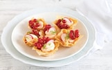 Mini tartellette di pasta fillo alla spuma di salmone, ravanelli e ribes
