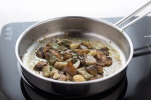 Preparazione Sformatini con piselli e funghi - Fase 1