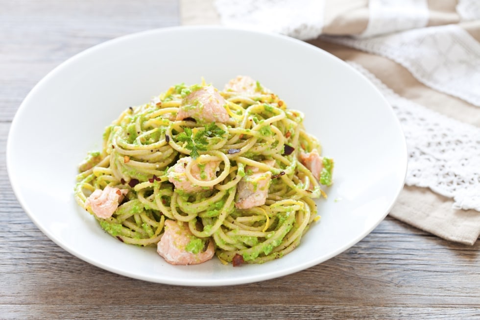 Ricetta Spaghetti integrali piccanti al salmone, piselli e limone -  Cucchiaio d'Argento