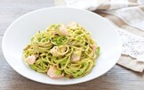 Spaghetti integrali piccanti al salmone, piselli e limone