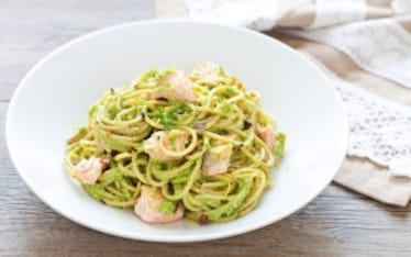 Spaghetti integrali piccanti al salmone, piselli e limone