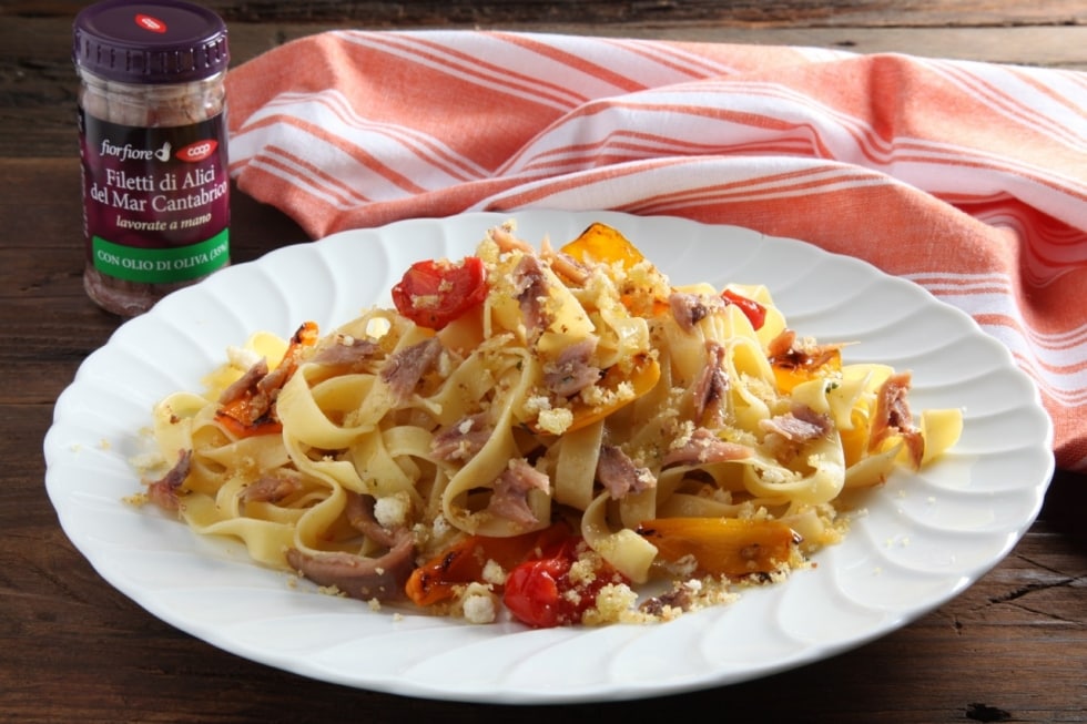 Tagliatelle con filetti di alici del Cantabrico, pomodorini e agrumi ricetta