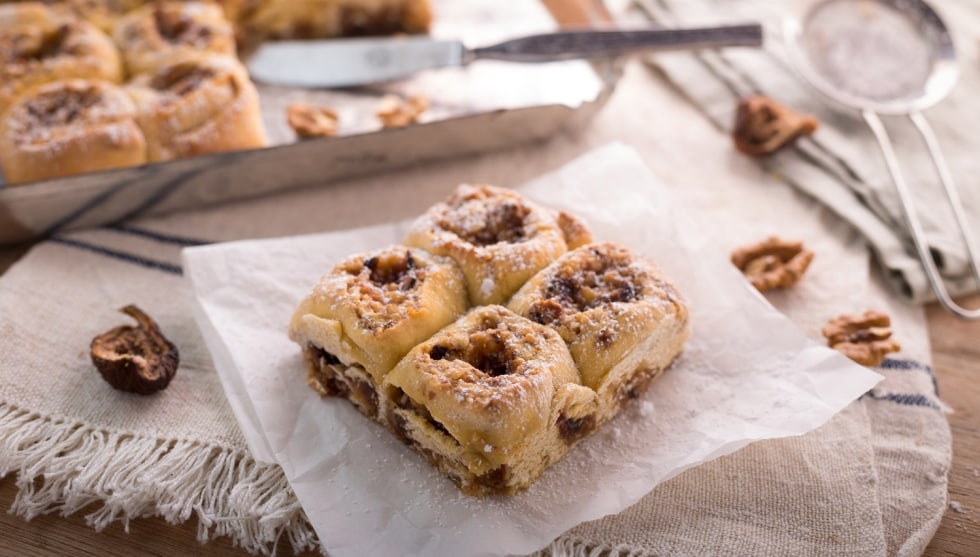 Torta di rose con miele e frutta secca ricetta