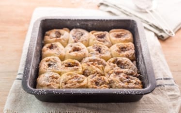 Torta di rose con miele e frutta secca