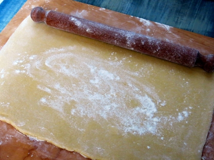 Preparazione Torta di rose con miele e frutta secca - Fase 2 Preparazione Torta di rose con miele e frutta secca - Fase 2