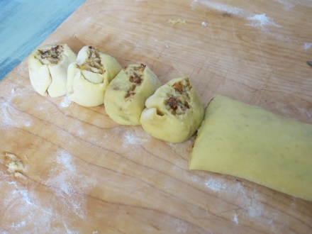 Preparazione Torta di rose con miele e frutta secca - Fase 4 Preparazione Torta di rose con miele e frutta secca - Fase 4