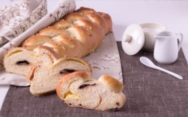 Treccia dolce con crema pasticcera e crema di nocciole 