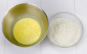 Preparazione Treccia dolce con crema pasticcera e crema di nocciole  - Fase 1