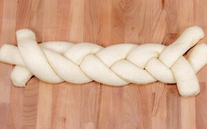 Preparazione Treccia dolce con crema pasticcera e crema di nocciole  - Fase 4