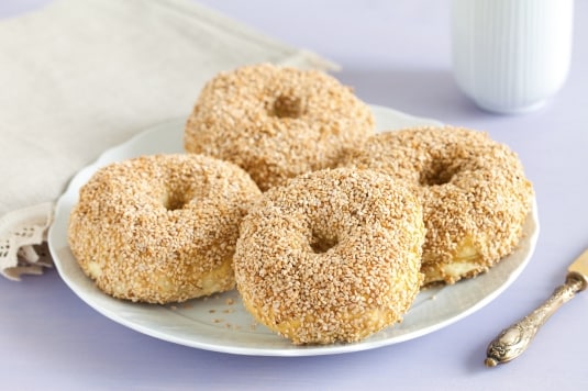 Bagel ai semi di sesamo