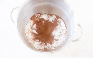 Preparazione Focaccia dolce con pere e cioccolato - Fase 2