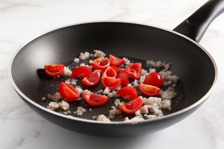 Preparazione Maniche di frate con lardo, fichi secchi e curcuma - Fase 2 Preparazione Maniche di frate con lardo, fichi secchi e curcuma - Fase 2