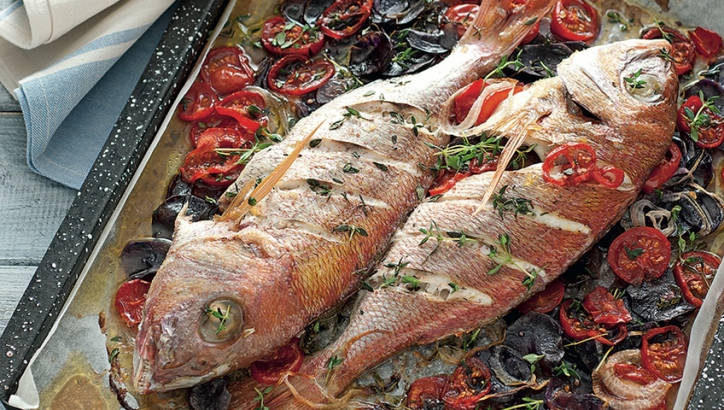 Ricetta Pagello Al Forno Con Patate Viola E Pomodorini Cucchiaio D Argento