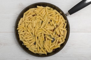 Preparazione Penne al tonno, finocchietto e zafferano - Fase 3