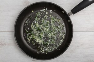 Preparazione Penne al tonno, finocchietto e zafferano - Fase 2