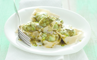 Ravioli di pesce con erbe, pistacchi e timo Ravioli di pesce con erbe, pistacchi e timo