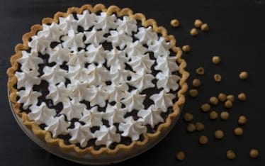 Torta meringata alle nocciole e cioccolato