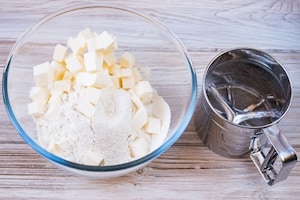Preparazione Torta meringata alle nocciole e cioccolato - Fase 1