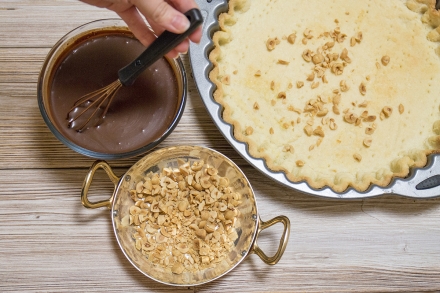 Preparazione Torta meringata alle nocciole e cioccolato - Fase 4 Preparazione Torta meringata alle nocciole e cioccolato - Fase 4