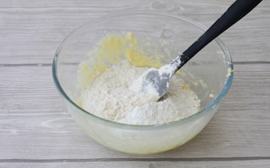 Preparazione Torta rovesciata alle banane - Fase 3