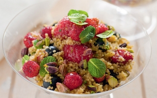 Cous cous al miele, pistacchi e frutti di bosco Cous cous al miele, pistacchi e frutti di bosco