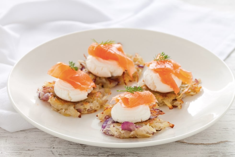 Rosti di patate con salmone affumicato e formaggio ricetta