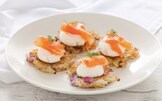 Rosti di patate con salmone affumicato e formaggio