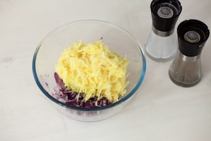 Preparazione Rosti di patate con salmone affumicato e formaggio - Fase 1