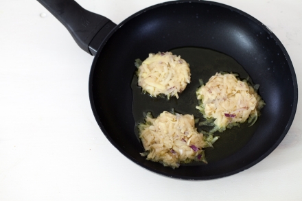 Preparazione Rosti di patate con salmone affumicato e formaggio - Fase 1 Preparazione Rosti di patate con salmone affumicato e formaggio - Fase 1