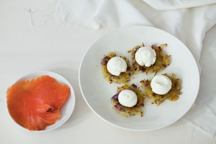 Preparazione Rosti di patate con salmone affumicato e formaggio - Fase 2 Preparazione Rosti di patate con salmone affumicato e formaggio - Fase 2