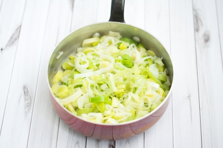 Preparazione Torta salata con porri e feta - Fase 2 Preparazione Torta salata con porri e feta - Fase 2