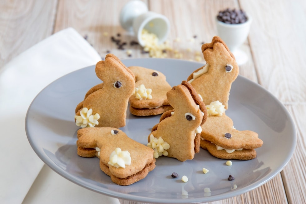 Coniglietti di frolla alla nocciola e cioccolato bianco ricetta