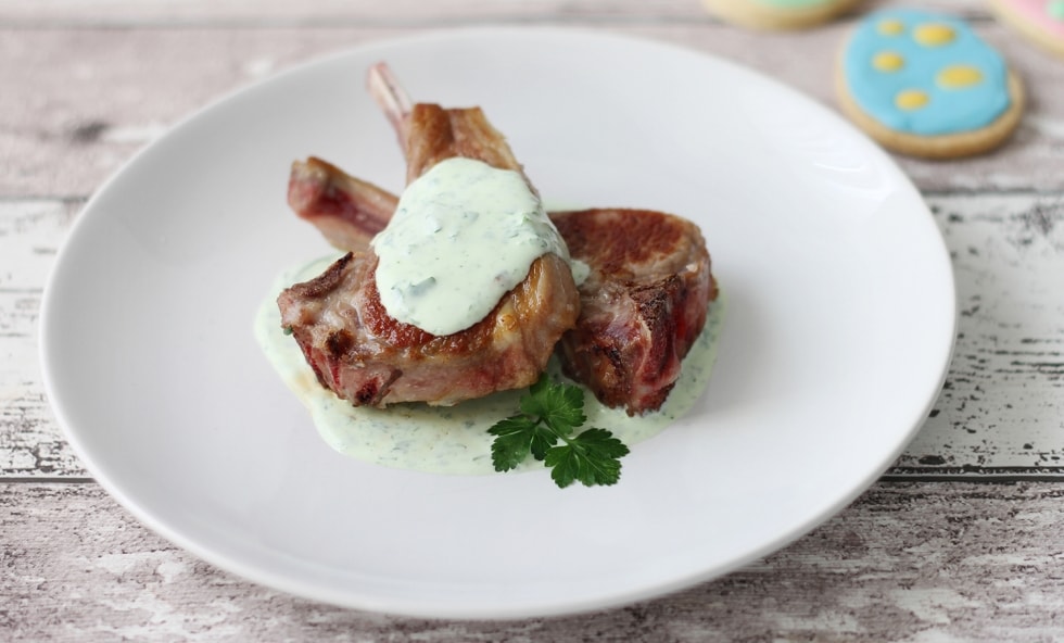 Costolette di agnello su crema alle erbe aromatiche ricetta