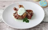 Costolette di agnello su crema alle erbe aromatiche
