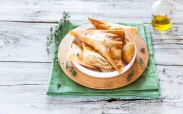 Fagottini di pasta fillo con pollo, mele e formaggio