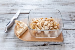 Preparazione Fagottini di pasta fillo con pollo, mele e formaggio - Fase 1