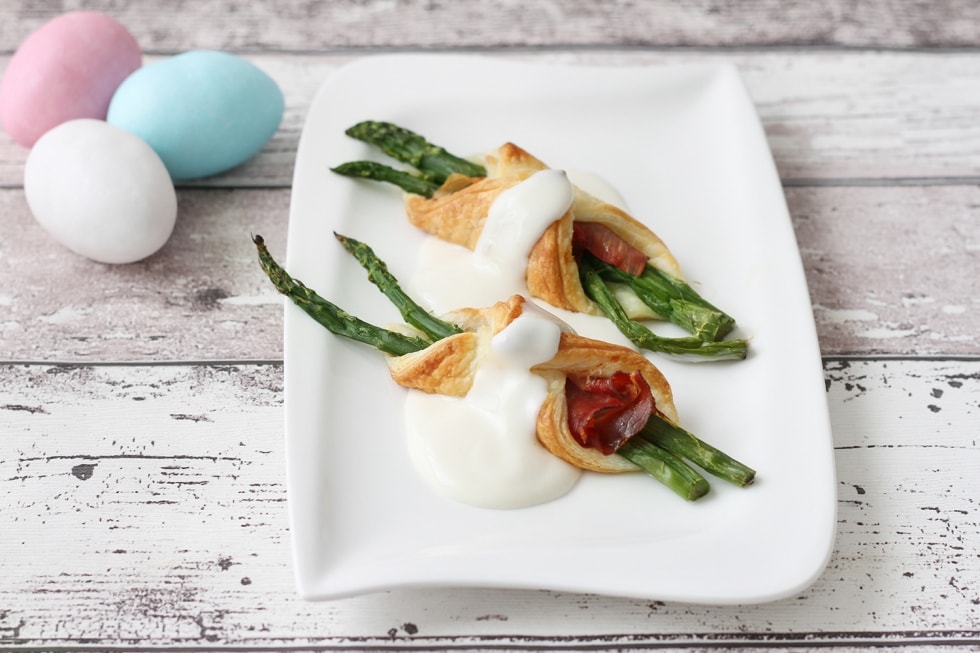 Fagottini di pasta sfoglia con speck e asparagi su crema al Parmigiano ricetta