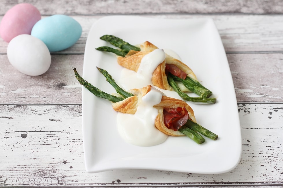 Fagottini di pasta sfoglia con speck e asparagi su crema al Parmigiano ricetta