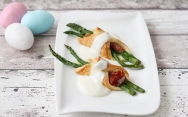 Fagottini di pasta sfoglia con speck e asparagi su crema al Parmigiano