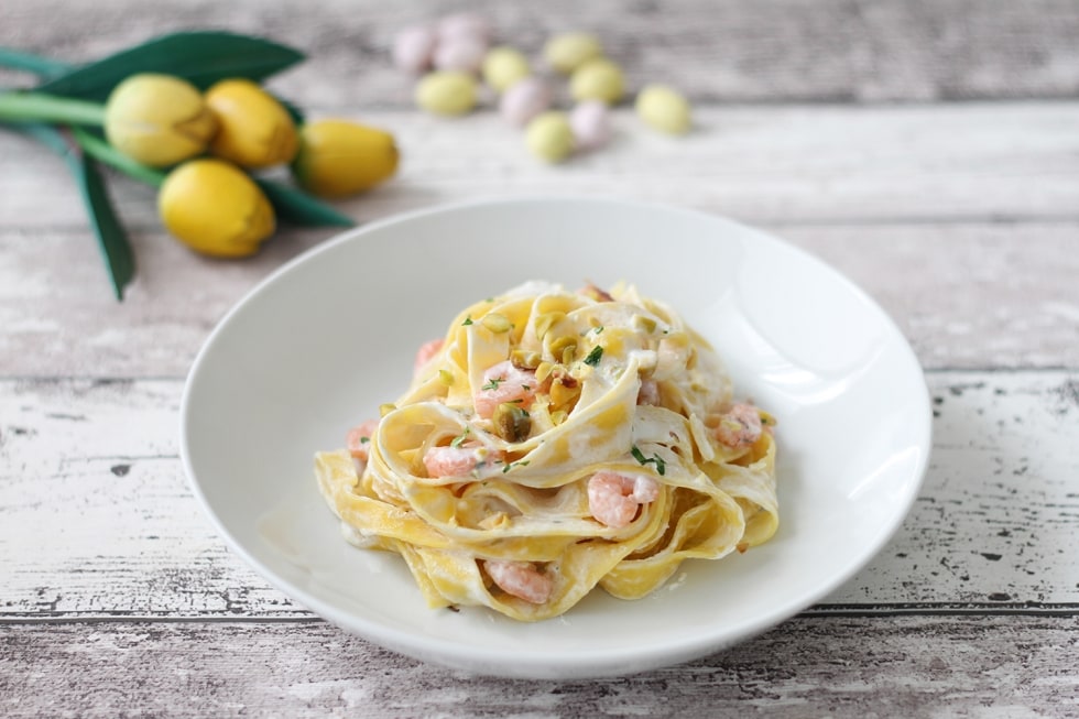 Fettuccine ai gamberetti e pistacchi ricetta