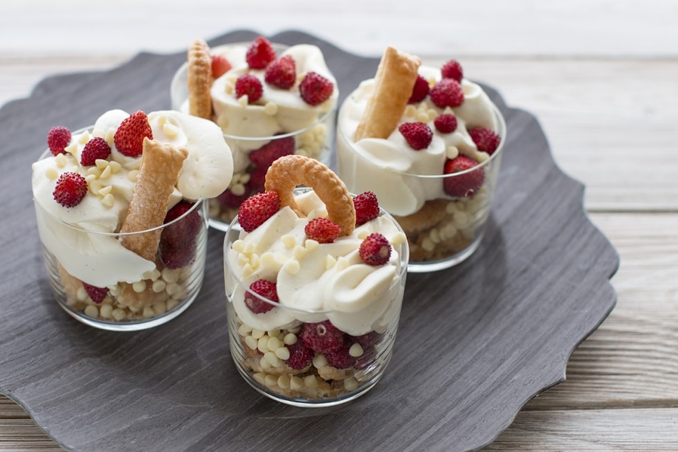 Millefoglie alla mousse di cioccolato bianco e fragoline ricetta