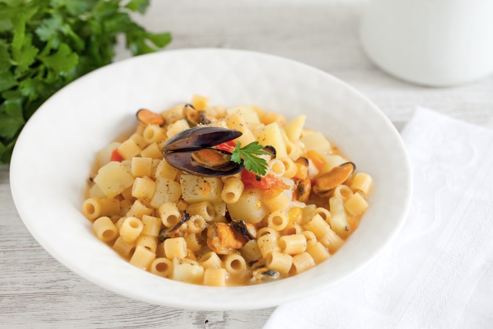 Minestra di pasta, patate e cozze ricetta