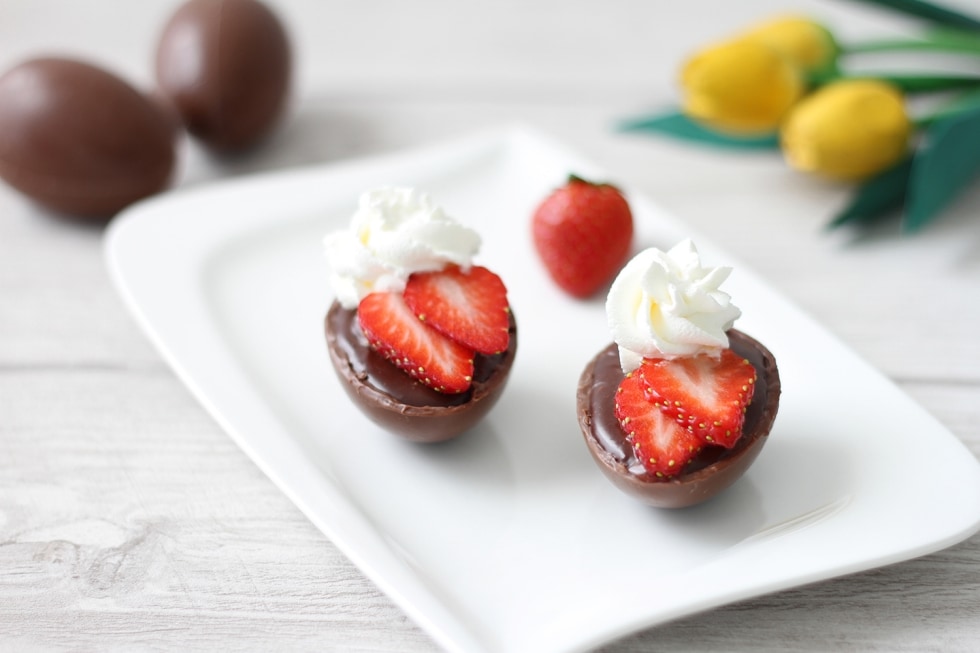 Ovetti ripieni con ganache e fragole ricetta