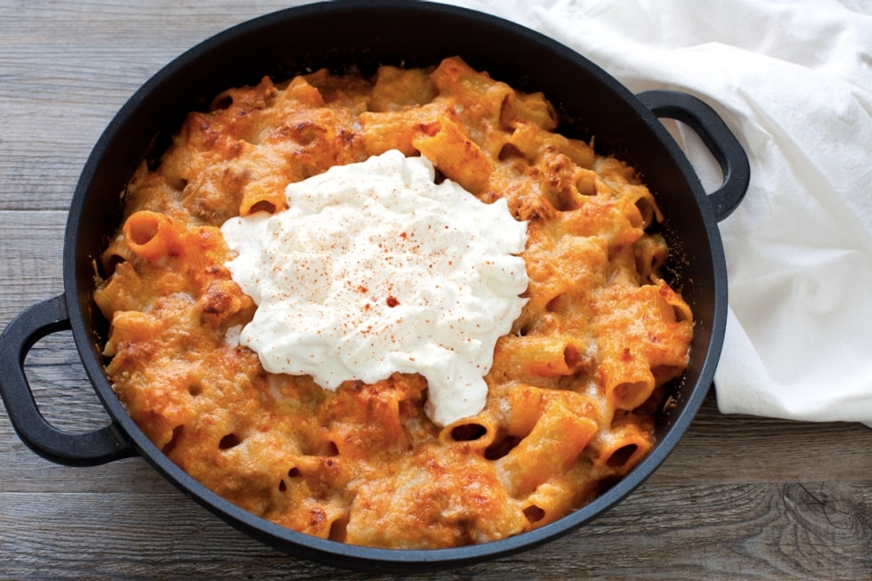 Pasta al forno con ragù di salsiccia e burrata ricetta