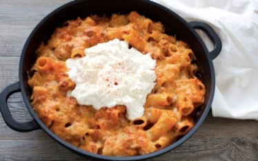 Pasta al forno con ragù di salsiccia e burrata